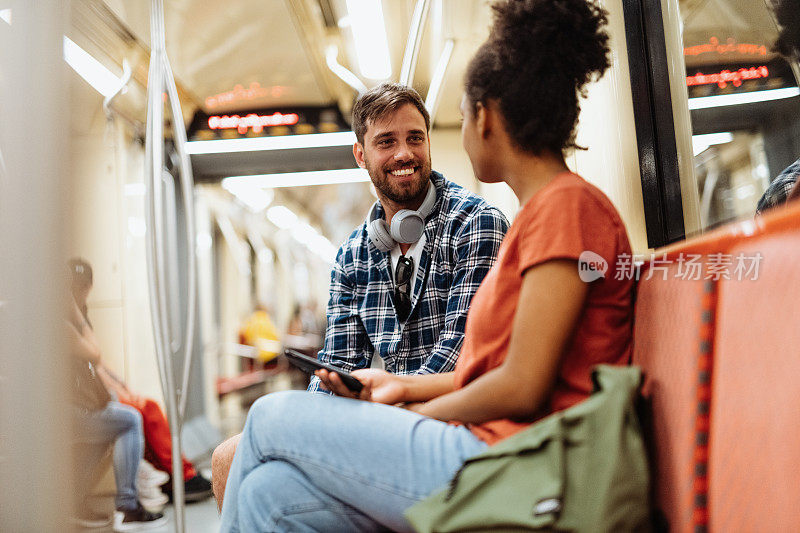 乘坐地铁上下班，人们在路上聊天，微笑