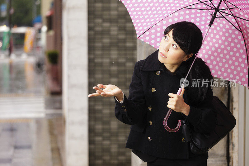 日本妇女检查是否下雨