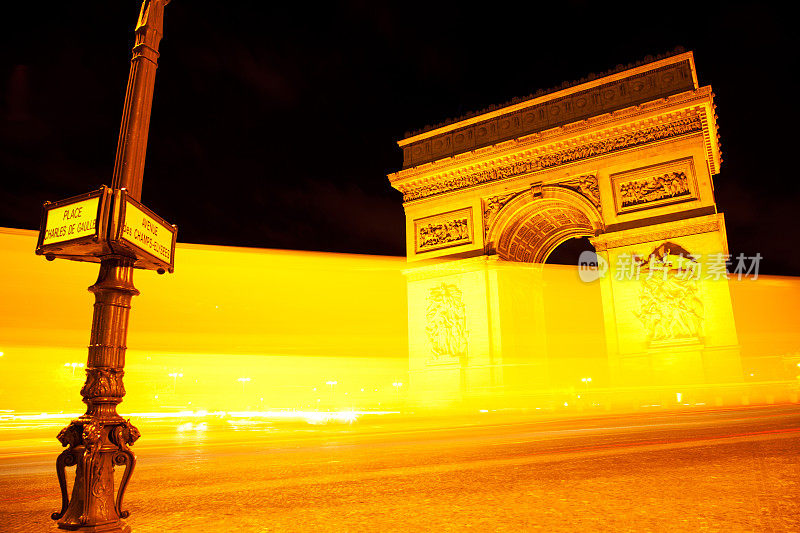 凯旋门在晚上，巴黎