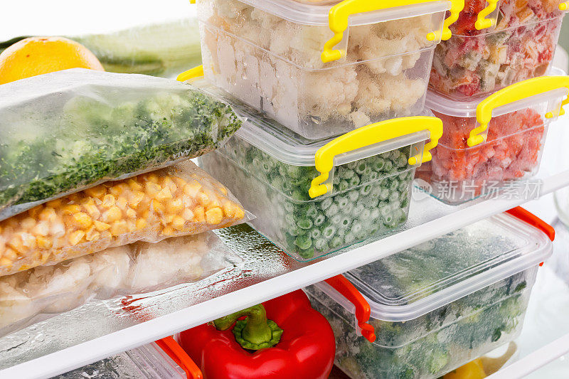 冰箱里的冷冻食品。冷冻架上的蔬菜。