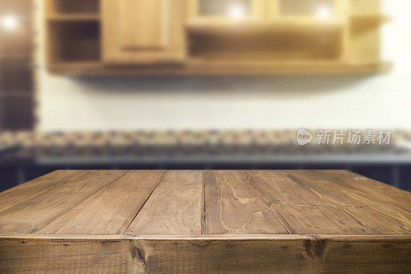 木质的书桌空间和模糊的厨房背景。