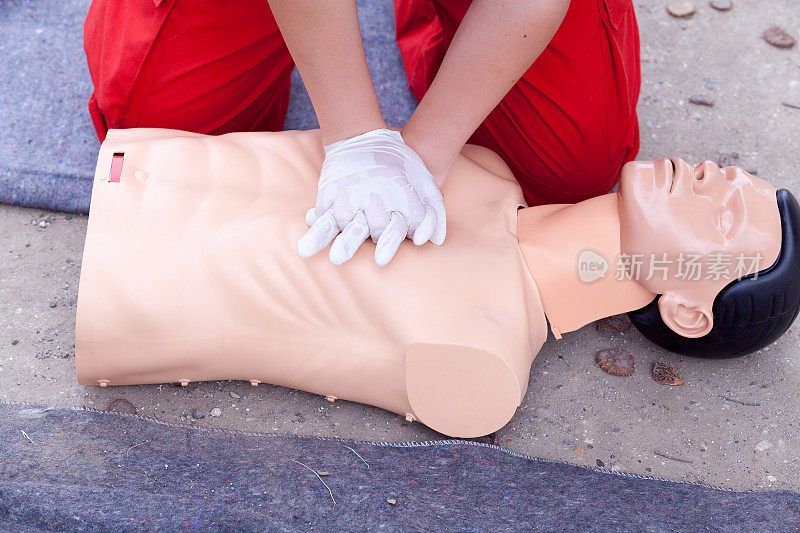 急救。心肺复苏(简称CPR)。