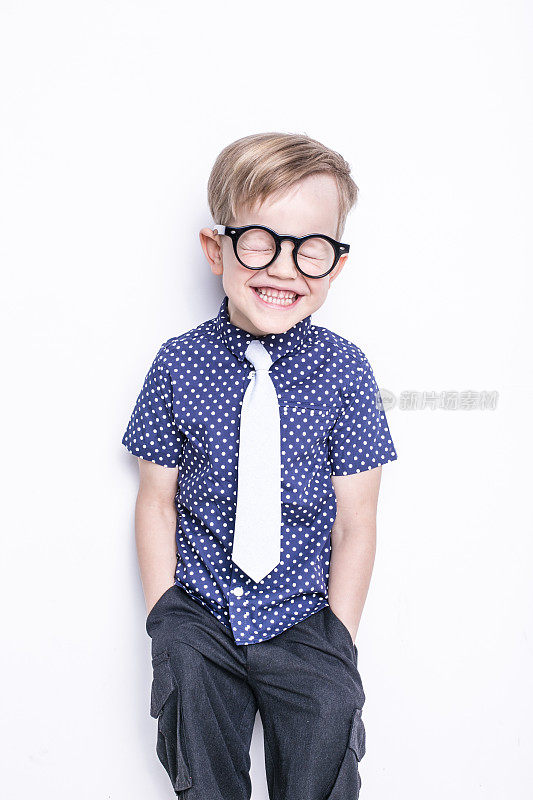 小男孩的肖像戴着有趣的眼镜和领带。时尚。