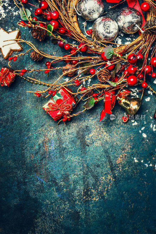 圣诞背景与花环的冬天浆果，装饰品和饼干