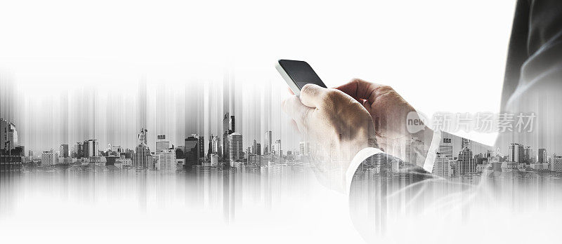 商人使用智能手机双重曝光城市背景