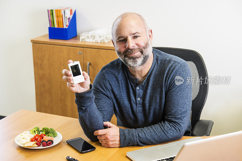 糖尿病人在工作时吃健康零食