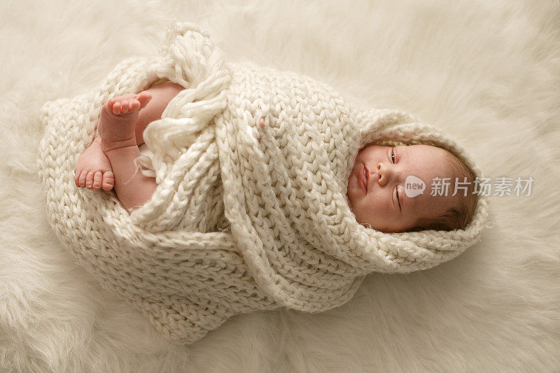 裹着毯子的婴儿
