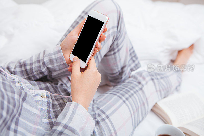 女人在床上用手机