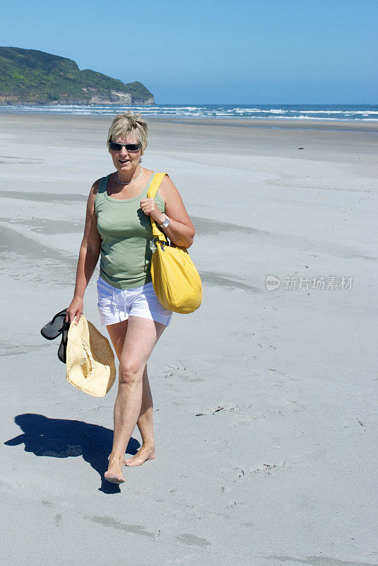 海滩上的老妇人