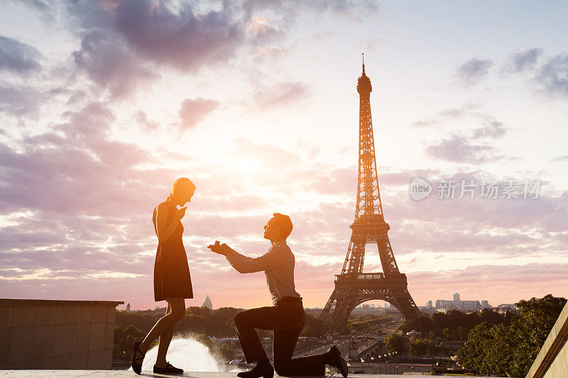 在法国巴黎埃菲尔铁塔浪漫的求婚仪式