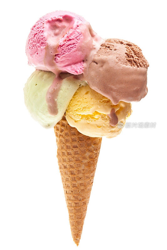 有四个不同的勺子的冰淇淋蛋筒孤立在白色