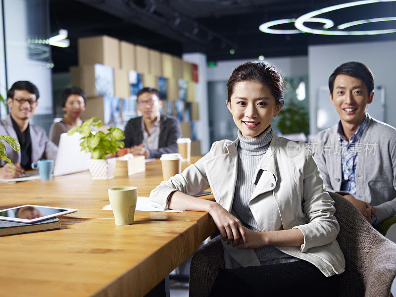 年轻的亚洲企业家在办公室会面