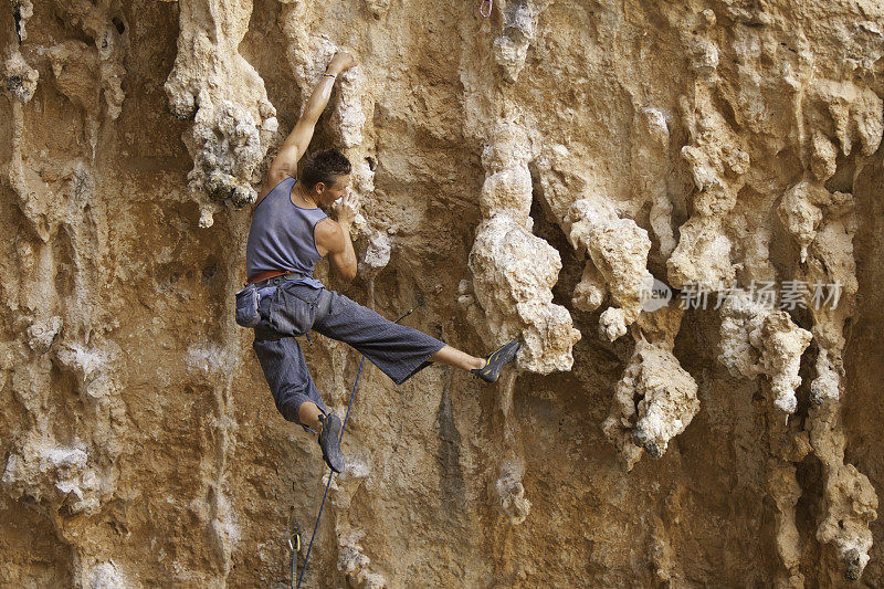 男人rockclimbing