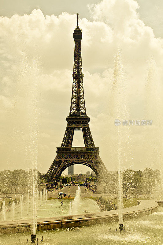 参观埃菲尔铁塔,巴黎