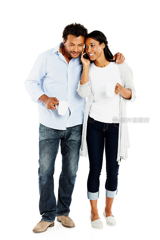 一对非洲夫妇在白色屏幕上使用手机