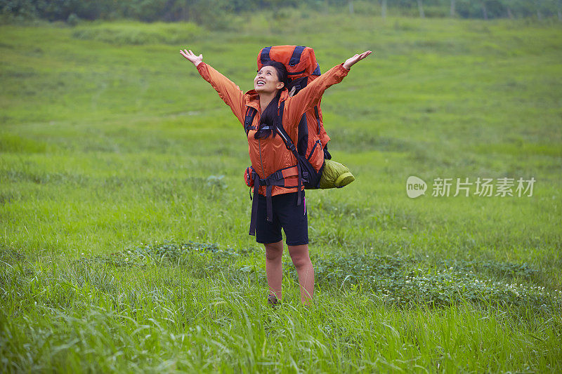 年轻漂亮的亚洲女人喜欢大自然