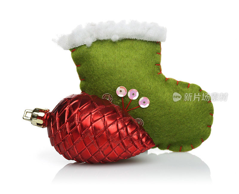 松果和袜子作为圣诞装饰