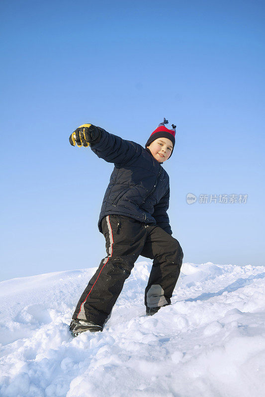 小孩子在雪里玩