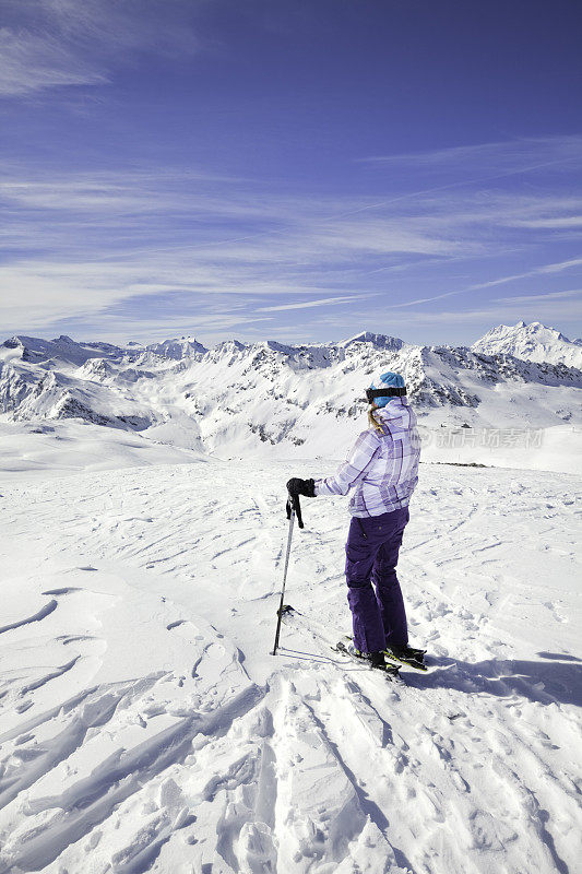 在欧洲阿尔卑斯山滑雪