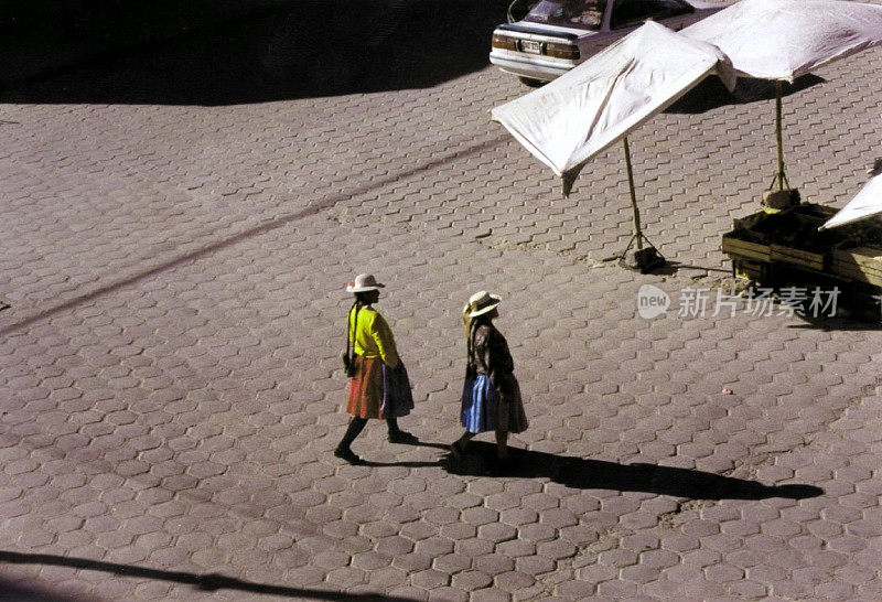 在空荡荡的市场里散步的玻利维亚女人