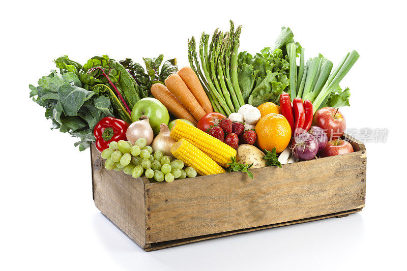 水果和蔬菜在木箱孤立的白色背景