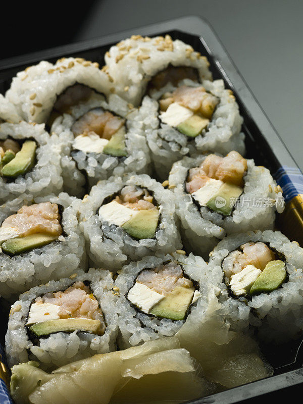 许多不同种类的日本寿司