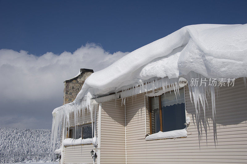 雪，冰柱和屋顶上的冰坝