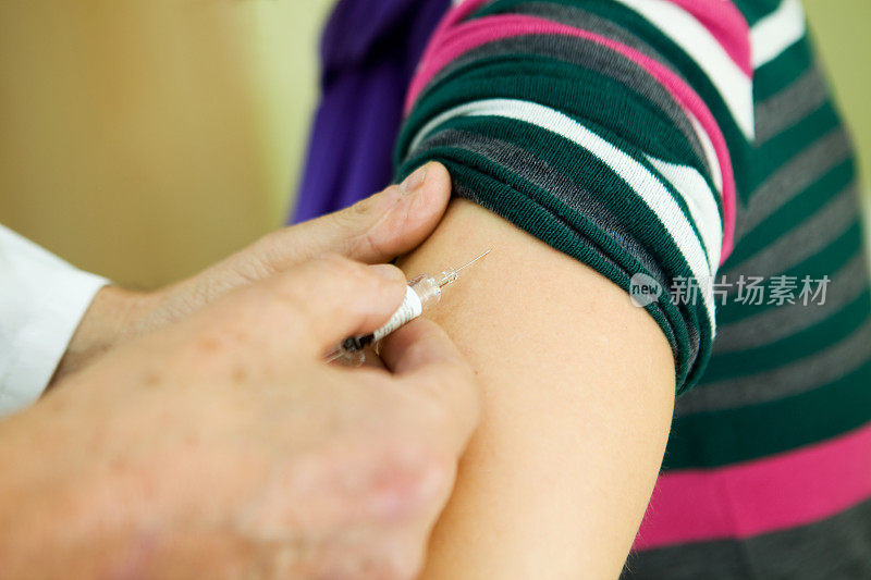 护士在工作中……注射流感疫苗