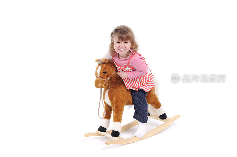 小女孩骑着木马
