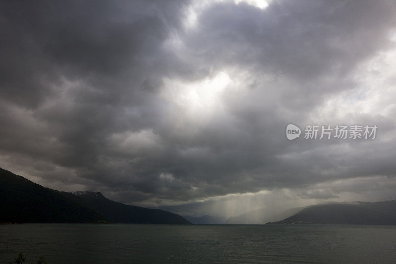 峡湾上空有风暴