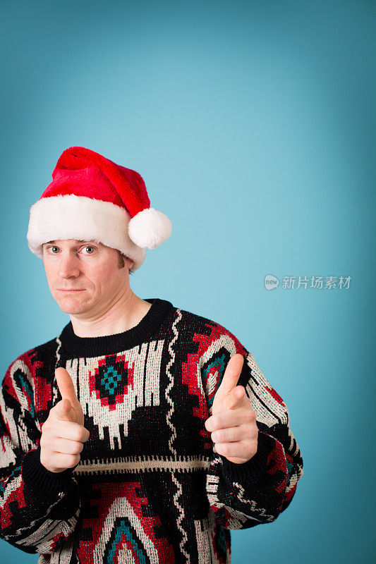 戴着圣诞帽，穿着丑陋毛衣的男人充满自信