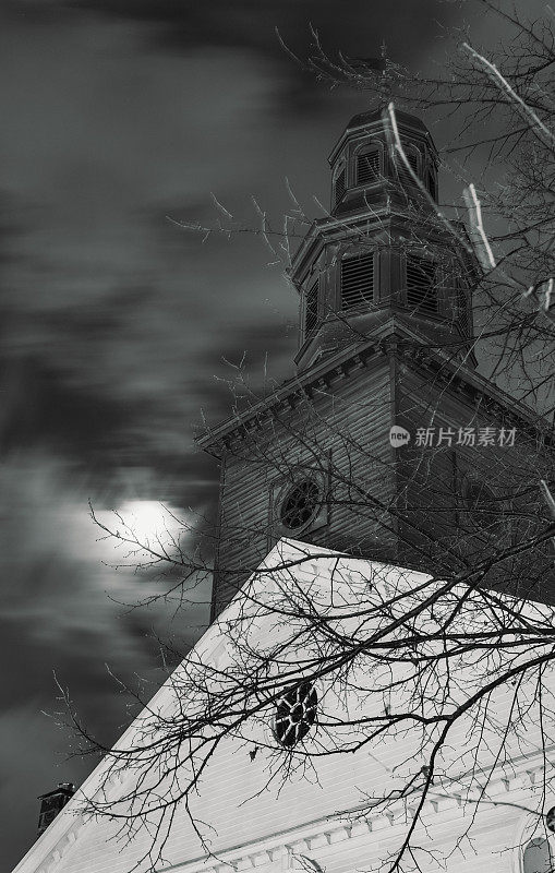 教堂在月光下