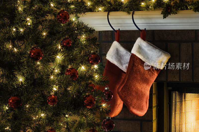 圣诞树和挂在壁炉架上的长统袜