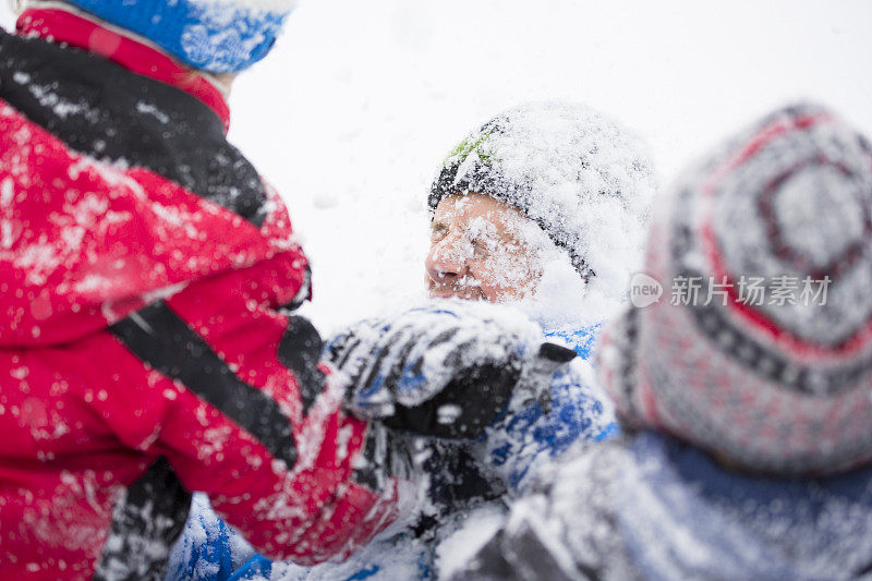 冬天打雪仗