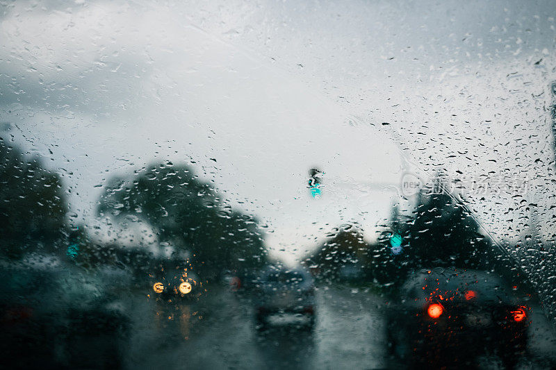 雨天的城市交通景观