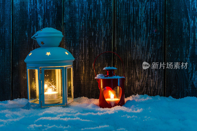 圣诞花灯在雪中，圣诞背景