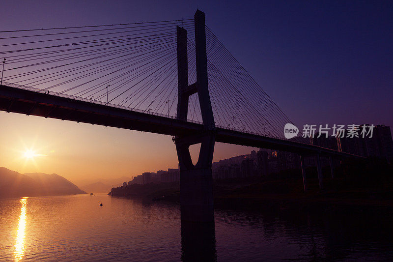 日落时分的长寿桥