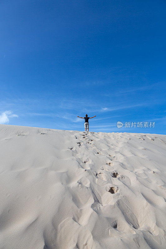 走在沙丘上的女人，鹰巢，澳大利亚