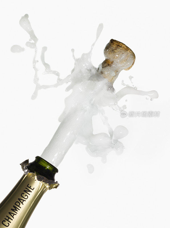 香槟软木塞从瓶中爆裂