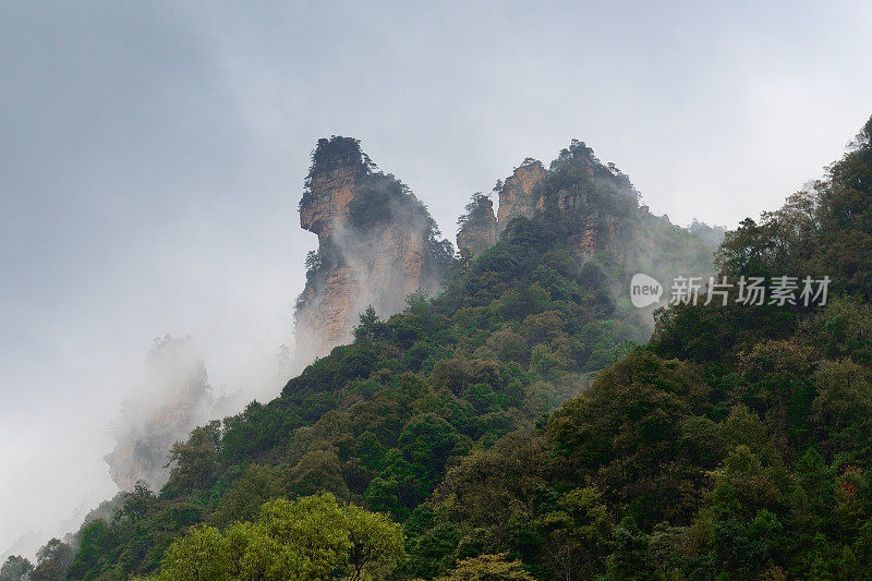 雨中的奇峰