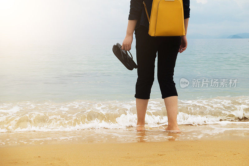 站在海滩上的女人