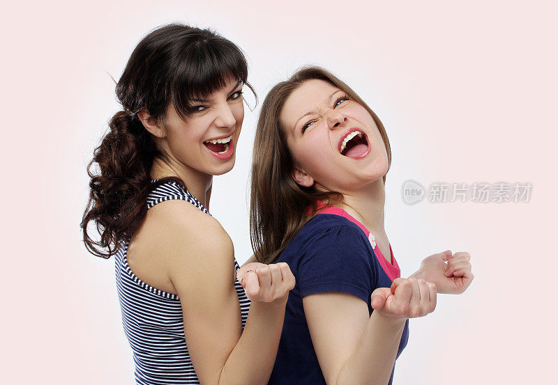 两个女性朋友唱歌跳舞