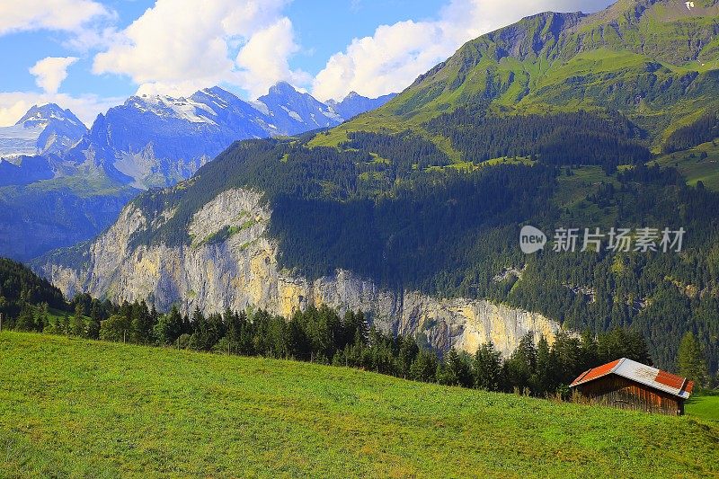 高山之上的孤独谷仓农场，Lauterbrunnen田园诗般的山谷，瑞士阿尔卑斯山