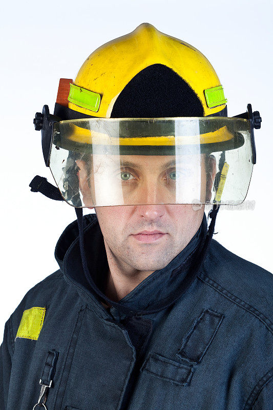一个戴着头盔的消防员的照片。