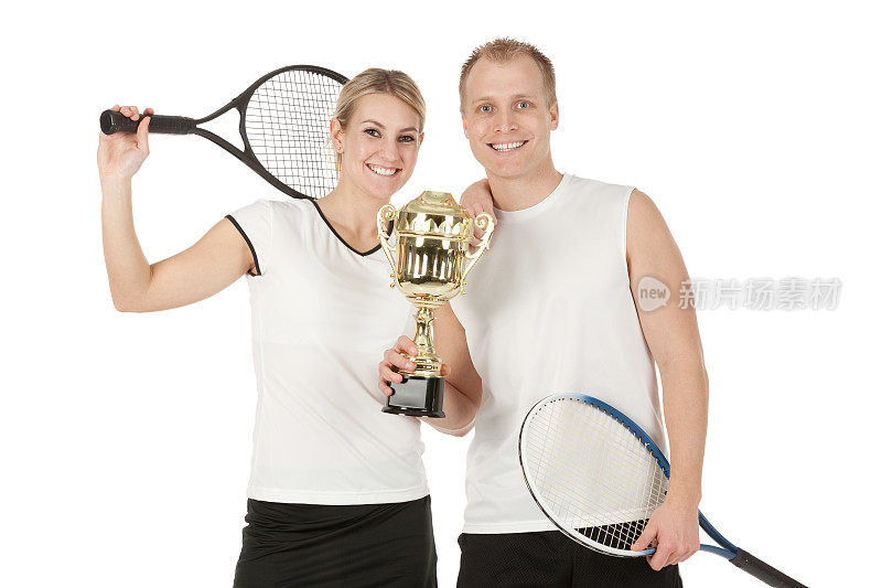 快乐的网球运动员拿着奖杯