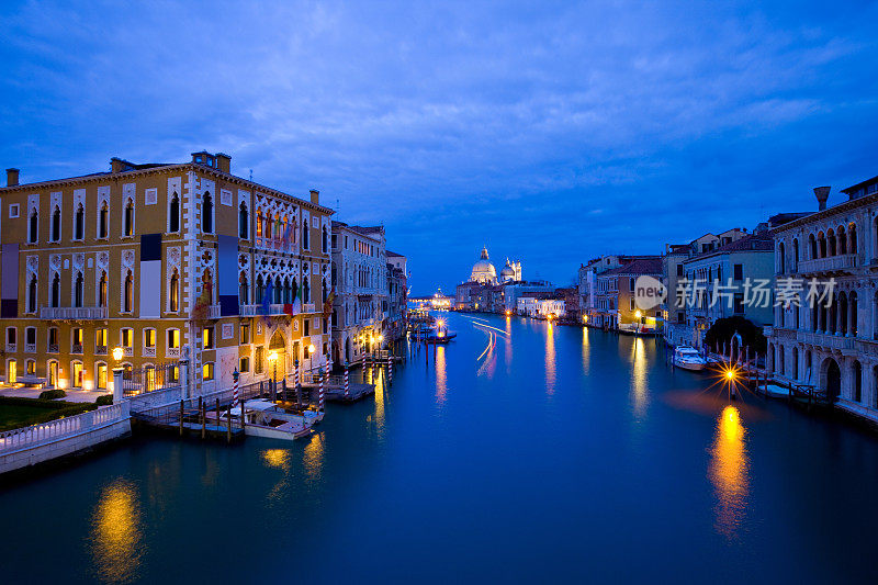 威尼斯，沿着大运河的意大利宫殿