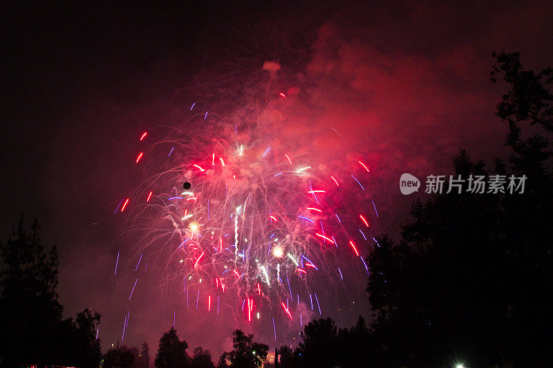 7月4日的烟花庆典，圣诞节和新年