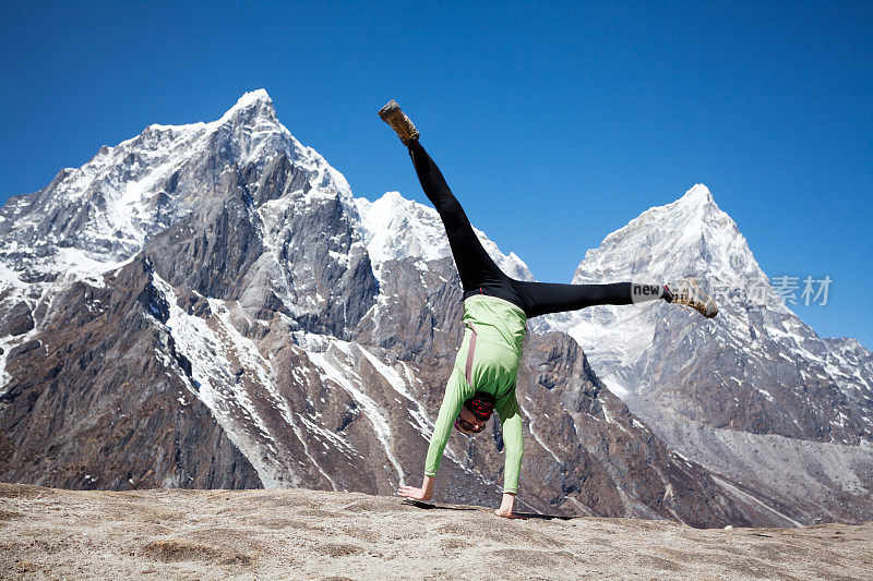 快乐的女人庆祝成功攀登喜马拉雅山