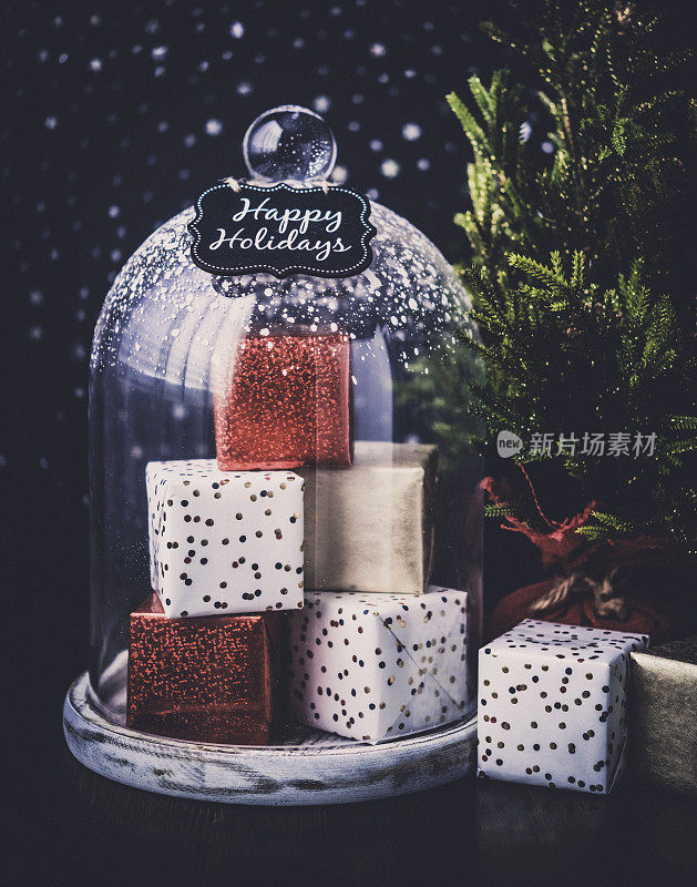玻璃雪圆顶，礼物，圣诞树和节日留言