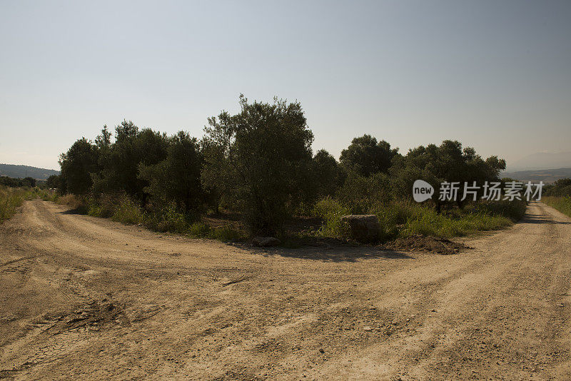 土耳其乡间尘土飞扬的道路